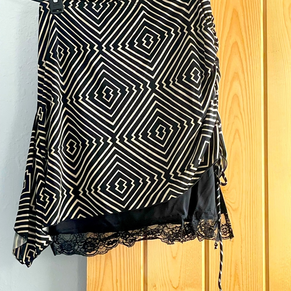 VINTAGE!⭐️
Geometric Black and White Skirt with Lace Trim